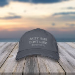 Salty Hair bryr sig inte | Din stad eller Beach Na Broderad Keps<br><div class="desc">Äkta hår,  bry dig inte! Den utpräglade,  broderade hylsan innehåller citatet i vit broderi med din stad,  ö eller strand under namn.</div>