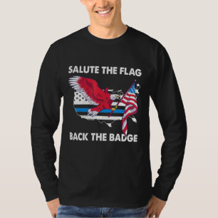 Salutera Flagga bakom Badge Police Örn P T Shirt