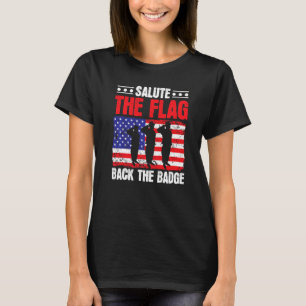 Salutera Flagga bakom Badge USA flagga America Po T Shirt