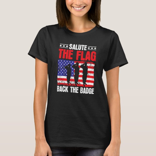 Salutera Flagga bakom Badge USA flagga America Po T Shirt (Framsida)