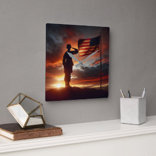 Saluting American Soldier Fyrkantig Klocka