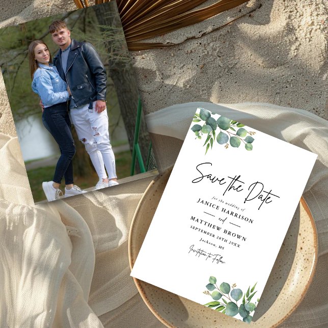 Salvia Eukalyptus Skogslandskaps Foto Bröllop Spara Datumet (Sage eucalyptus photo save the date blends woodland charm with your story to announce your wedding.)