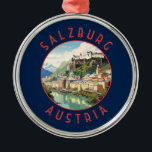 Salzburg Austria Retro Distress Circle Julgransprydnad Metall<br><div class="desc">Salzburgs retro-vektorfärgsutformning. Salzburg är en österrikisk stad gräns i Tyskland,  med synpunkter från de Östra Alpernorna. Staden är uppdelad i Salzachfloden,  med medeltida och baroque byggnad från fotgängaren Altstadt (Gamla staden) på den lämnat banken,  som står inför 1800-talets Neustadt (New City) på dess höger.</div>