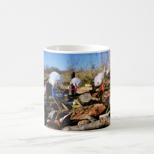 Samenwerking van Fubby poppetjes op een houtwerkpl Kaffemugg (Center)