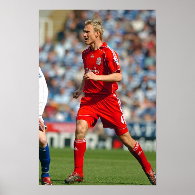 Sami Hyypia spelar upp för Liverpool FC Poster (Framsidan)