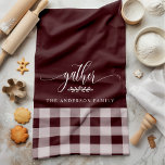 Samla in Fall Burgundy & White Buffalo Check Kökshandduk<br><div class="desc">Lägg till en varm och charm till köket med det här köket, med det här köket, som innehåller en massa burgundy och vitt Buffalo Check. Den här kökshandduken är perfekt för att skapa en mysigt och bjuda in kängor för ditt hem under höns- och Thanksgiving. Den har en klassisk buffel...</div>
