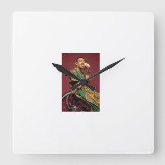 Samlingen representerar B:s eclectiska anda Fyrkantig Klocka