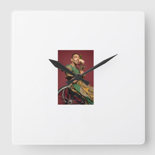 Samlingen representerar B:s eclectiska anda Fyrkantig Klocka (Framsida)