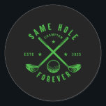 Samma Hål Forever Golf Bachelor Party Bachelorette Runt Klistermärke<br><div class="desc">Samma Hål Forever Golf Bachelor Party Bachelorette 2025</div>