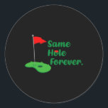 Samma Hål Forever Golf Bachelor Party Bachelorette Runt Klistermärke<br><div class="desc">Samma Hål Forever Golf Bachelor Party Bachelorette Groom Manar</div>