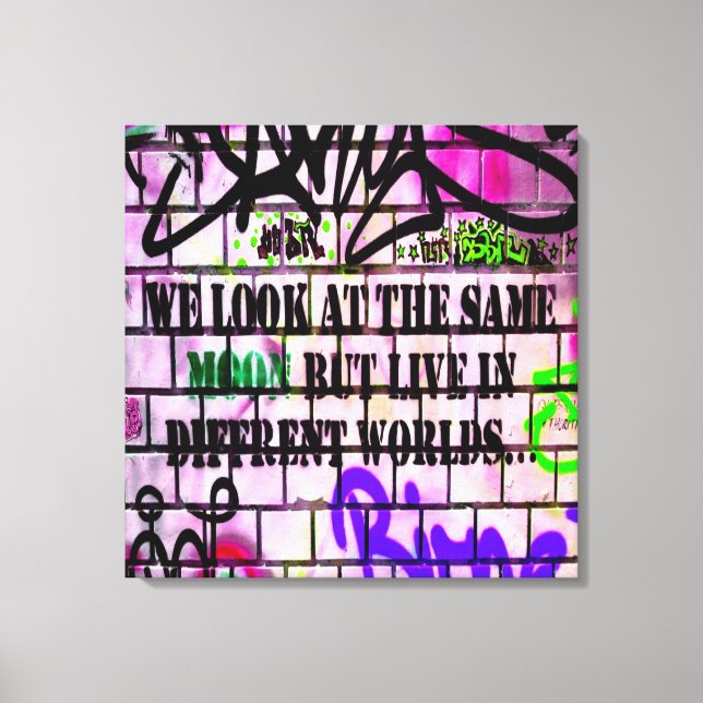 Samma Måne olika världar Colorful Graffiti Canvastryck (Framsida)