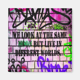 Samma Måne olika världar färgade graffiti Magnet