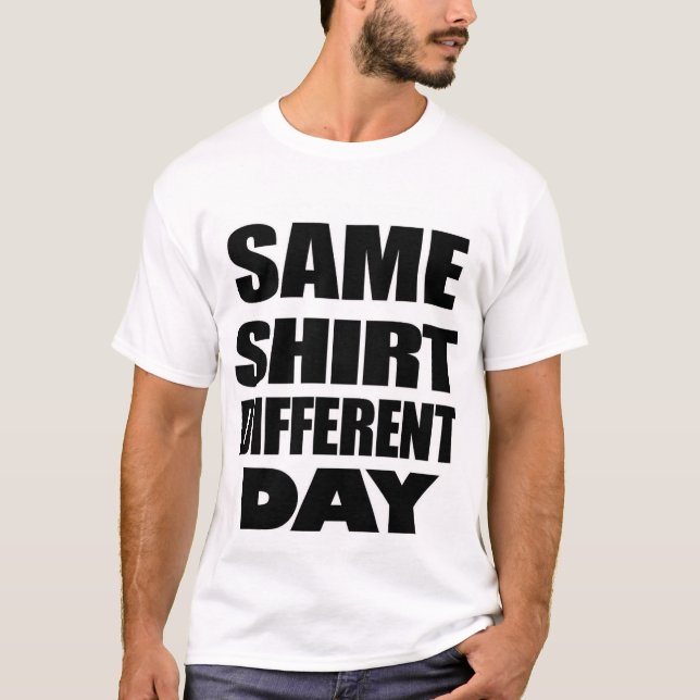 SAMMA OLIK DAG FÖR SKJORTA TEE SHIRT (Framsida)