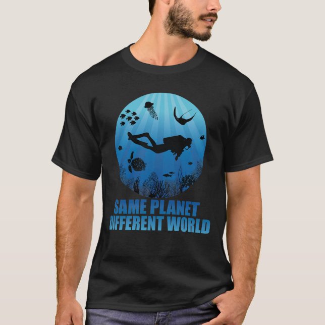 Samma planets olika världsdykare t shirt (Framsida)