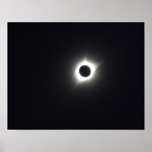 Sammanlagd sol- förmörkelse, mörk himmel, sol kran poster