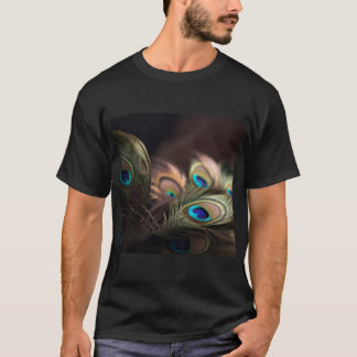 Sammansättning av ljusa fjädrar från vilda djur t shirt