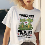Sammantaget tills vi korsar den konstiga Anpassnin T Shirt<br><div class="desc">Gratulerar till ditt oförstörbara band med det här fina grodparet! Denna vita skjorta har två charmgrodor omgivna av hjärtan och blommor och är perfekt för par som kärlek humor och ett unikt sätt att uttrycka sitt engagemang. Anpassa det med namn för att göra det verkligt speciellt. Idealisk för årsdagar, Alla...</div>
