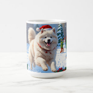 Samojed springar i snö med julhatt kaffemugg