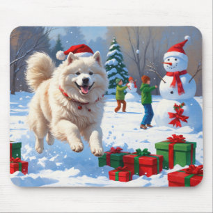 Samojed springar i snö med julhatt musmatta