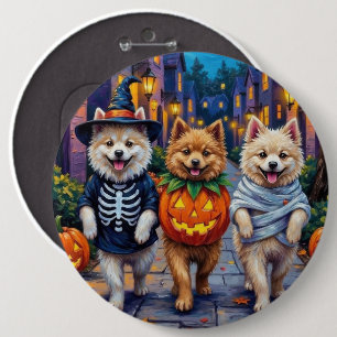 Samoyed-hundar som går runt på halloween med hallo knapp