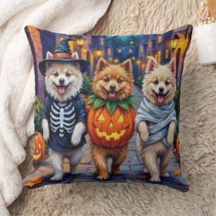 Samoyed-hundar som går runt på halloween med Hallo Kudde