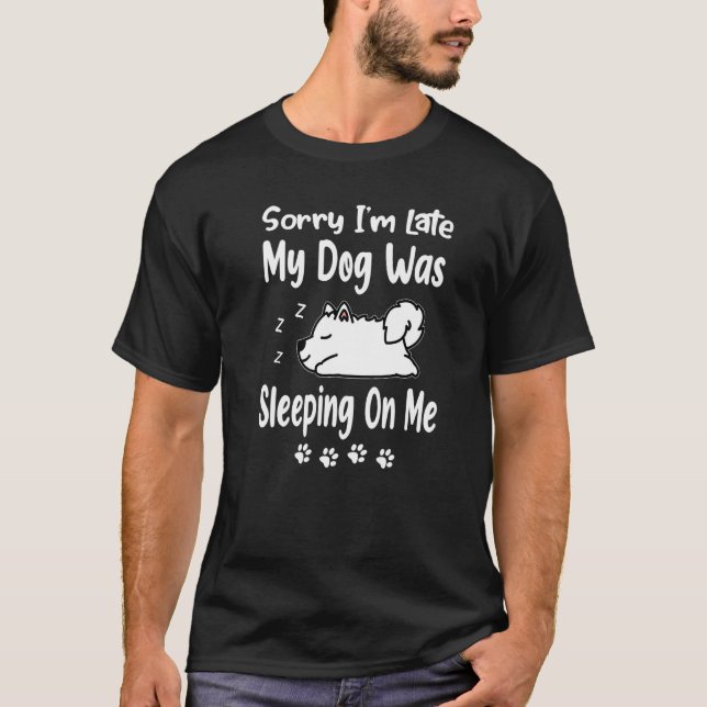 Samoyed Sorry I'm Late My Dog Was Sleeping On Me P T Shirt (Framsida)