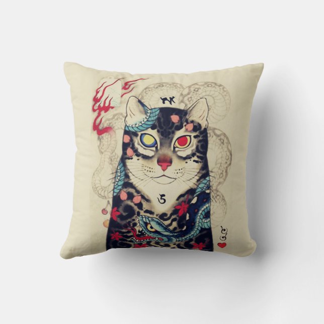 SAMURAI CAT PORTRÄTT MED SERPENT TATTOOS KUDDE (Baksida)