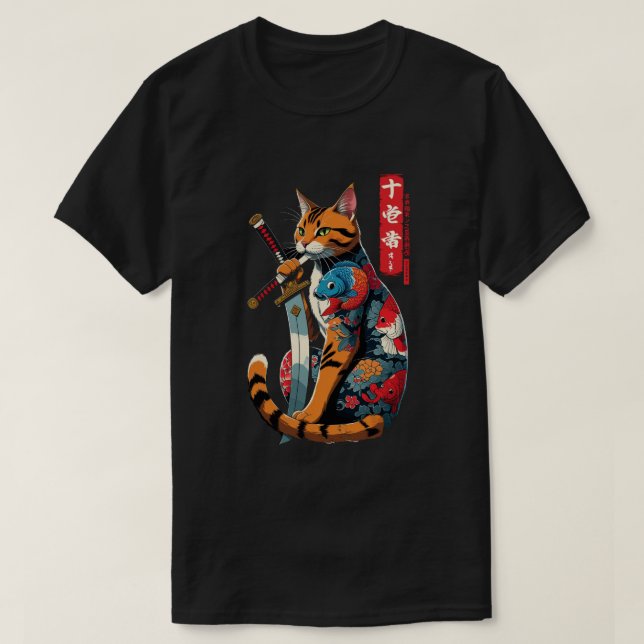 Samurai Cat Warrior – Epic Japanese Tattoo Style  T Shirt (Design framsida)