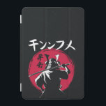 Samurai Silhouette med Katana och Stigning Sol iPad Mini Skydd<br><div class="desc">En slående bild av en samurakrigare som är silhuetterad mot en röd brushstroke-cirkel som symboliserar det stigning sol,  med stiliserad japansk kanji och katakanatext ovanför och bredvid figur,  skapande ett dramatiskt och traditionellt estetiskt anseende.</div>