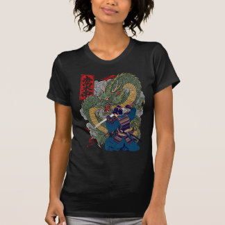 Samurai Warrior Facing Fierce Dragon Japansk konst T Shirt