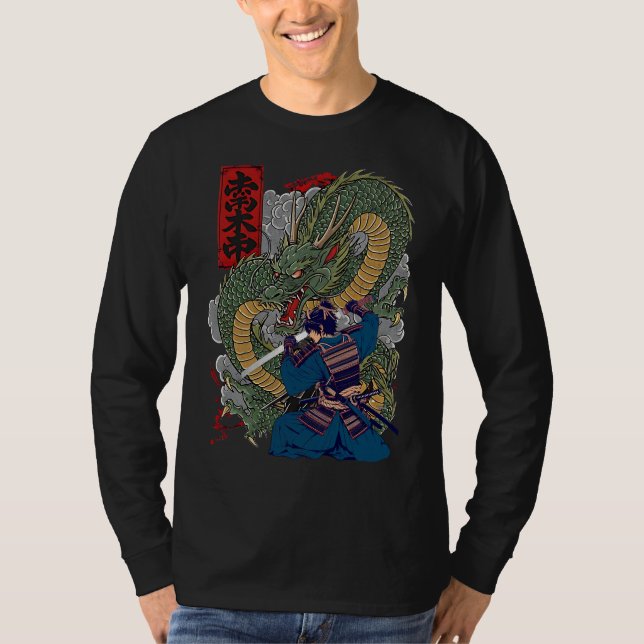 Samurai Warrior Facing Fierce Dragon Japansk konst T Shirt (Framsida)