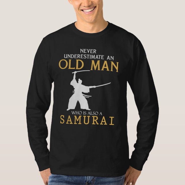 Samurai Wisdom: Underskatta aldrig en gammal man m T Shirt (Framsida)