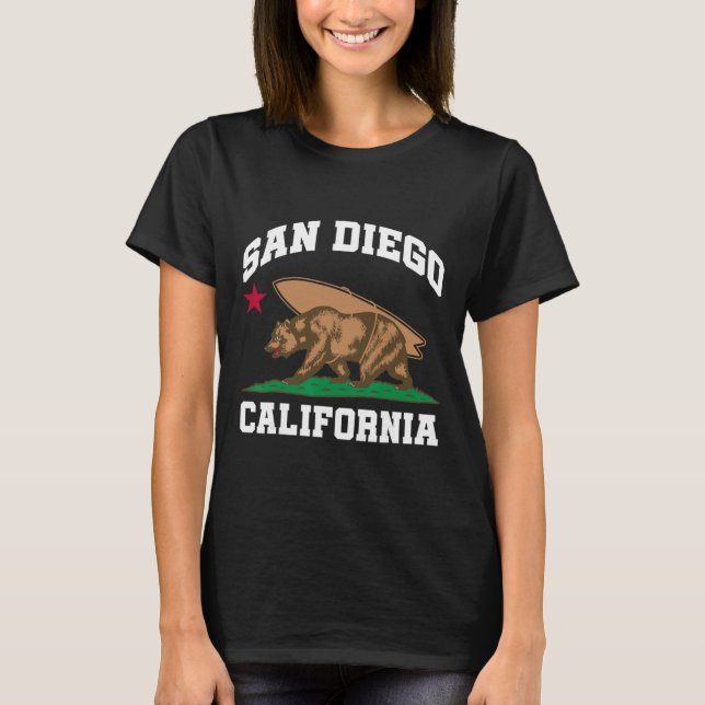 San Diego California Bear Surfing Surfer  T Shirt (Framsida)