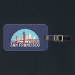 San Francisco Retro City Skyline Vintage Cityscape Bagagebricka<br><div class="desc">Vintage- och reflexritorier med vackra skyliner,  attraktion och cityscape-konst. Coola skyscraper och byggnad silhuette illustrerar handelsvara för turister och resenärer. Perfekt som souvenir att ta med sig hem när man reser. Spara minnet av din resa och semester med familj och vänner. Bakgrunden till färg kan anpassas till färg.</div>
