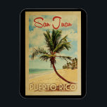 San Juan Handflatan Träd Vintage resor Magnet<br><div class="desc">En unik,  medeltida modern San Juan Puerto Rico-konst i vintage resor poster stil. Den har en böjd handflatan träd på sandstranden med hav under ett blått grumligt himlar.</div>
