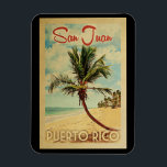 San Juan Handflatan Träd Vintage resor Magnet<br><div class="desc">En unik,  medeltida modern San Juan Puerto Rico-konst i vintage resor poster stil. Den har en böjd handflatan träd på sandstranden med hav under ett blått grumligt himlar.</div>