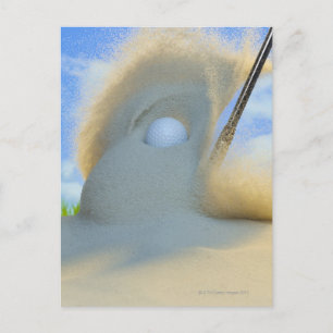 Sand-kil som slår ut en golf boll ur en sand vykort