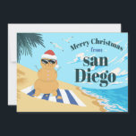 SAND MAN VID BEACH CHRISTMAS ILLUSTRATRATION JULKORT<br><div class="desc">Coola,  jultemat illustration med en man gjord av sand på en strand och citatet "God jul från San Diego". Finns på skjortor,  Mugg,  poster,  hälsningskort med mera.</div>