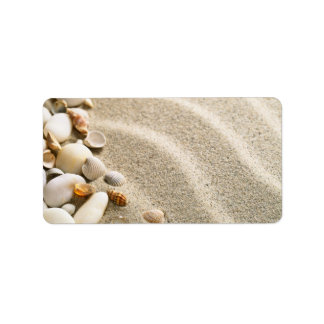 Sand med Snäckor och stenar. Persikosammansättning Adressetikett
