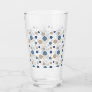 Sand och blå strandfärgade prickar glas