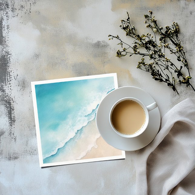 Sand och blått hav pappersservett (A napkin with a watercolor image of a sandy beach and light blue ocean)