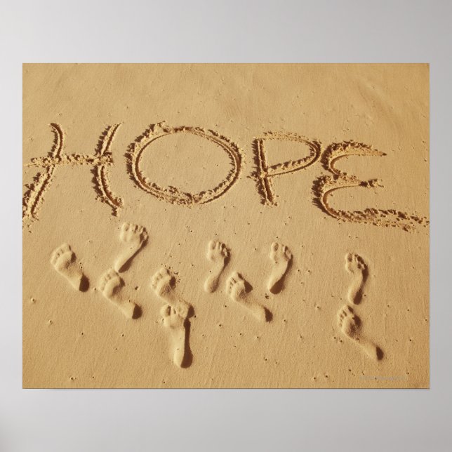 Sand skriver "Hope" på stranden med Poster (Framsidan)