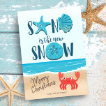 Sand Snö Seashell Beach Coastal Crab jul Julkort<br><div class="desc">lite helgdag och varmt önskemål med detta julkort vid kusten! "Sand är New Snö"-typografin med en stjärnfisk,  en scallopårskal och en sanddollar (som ersätter brev A,  D och O),  en söt krabba på stranden,  vinkara havet och "God jul" i sanden. Art av KL Lagrar</div>