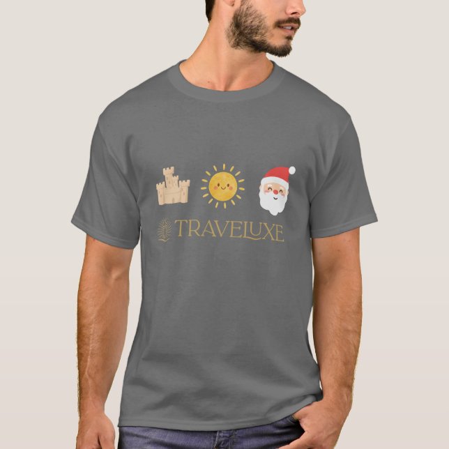 Sand, Sun & Santa – Traveluxe T Shirt (Framsida)