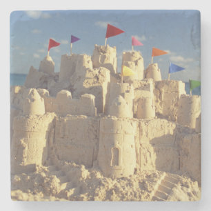 Sandcastle på strand underlägg sten