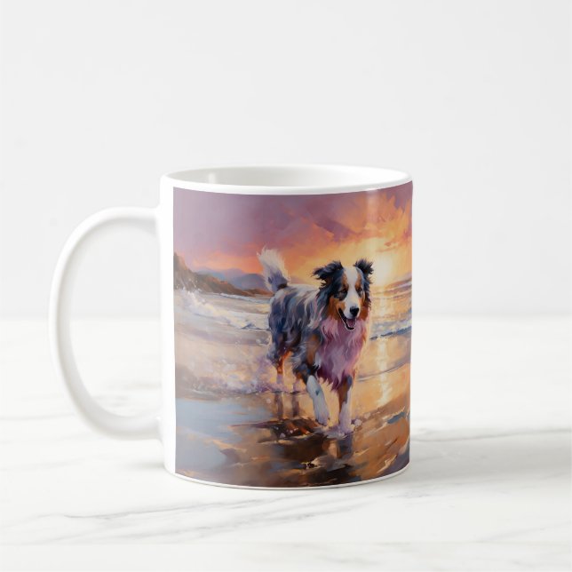 Sandig australisk herdehund på strand vid solnedgå kaffemugg (Vänster)