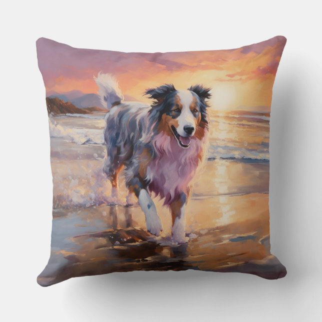 Sandig australisk herdehund på strand vid solnedgå kudde (Baksida)
