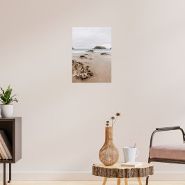 Sandig kust med stenar, dyster havestetik poster