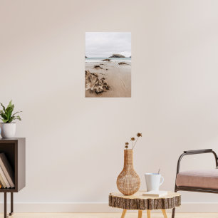 Sandig kust med stenar, dyster havestetik poster