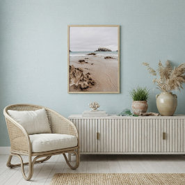 Sandig kust med stenar, dyster havestetik poster